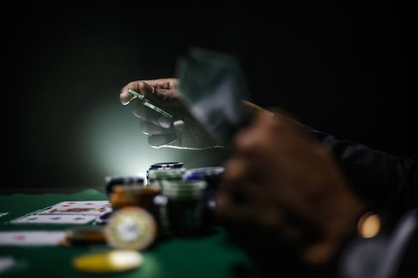 プログレッシブ ポーカーで高額ジャックポットを狙おう！